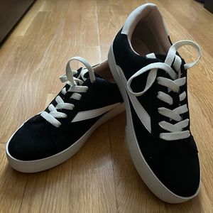 Sneakers / New / Never worn
